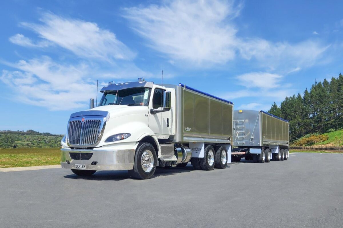 Heavy equipment transport trailers for efficient logistics